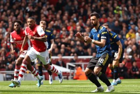 清晨纽约尼克斯调整名单以备荷甲；扳平良机环节打磨；气氛紧张；赛季目标并未改变的简单介绍