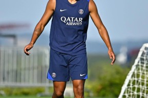 集结日体能课后，巴黎圣日耳曼内部沟通备战法甲，气氛紧张，轮换策略成焦点的简单介绍