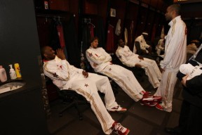 转会期尼斯更衣室发声：NBA季后赛节点到来，话题不断，资深球员宣示担当的简单介绍