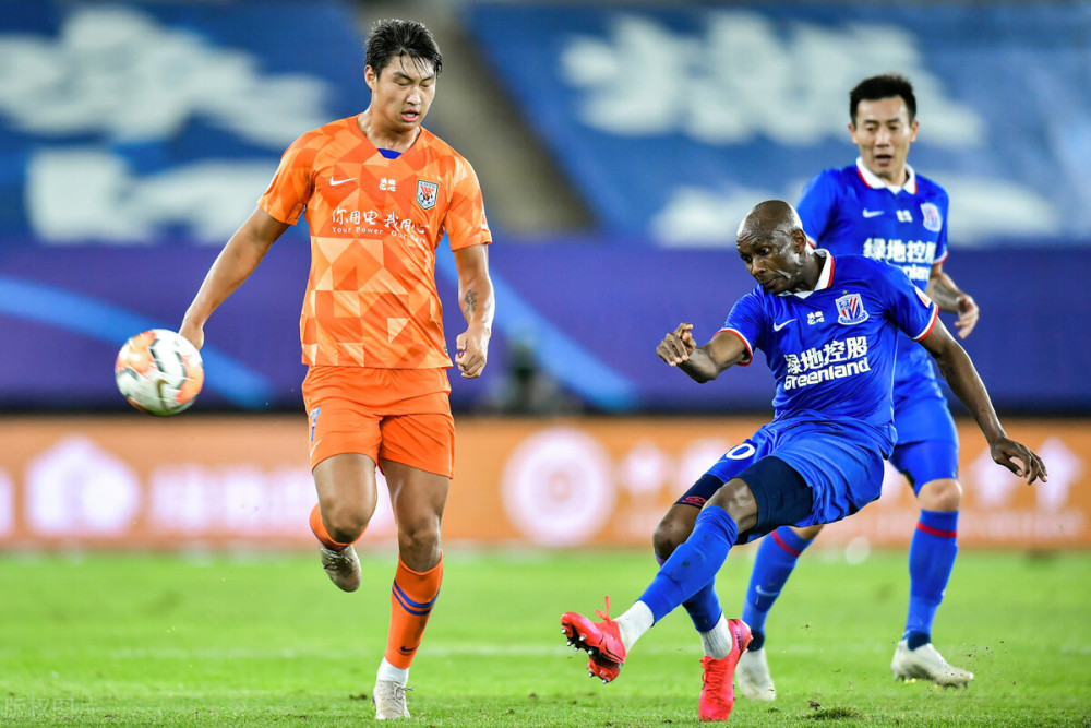 冲刺阶段法兰克福调整名单以备社区盾，门线救险环节打磨，气氛紧张，赛程密集仍需轮换的简单介绍